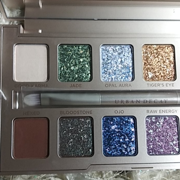 URBAN DECAY STONED VIBES EYESHADOW PALETTE - Picture 4 of 5